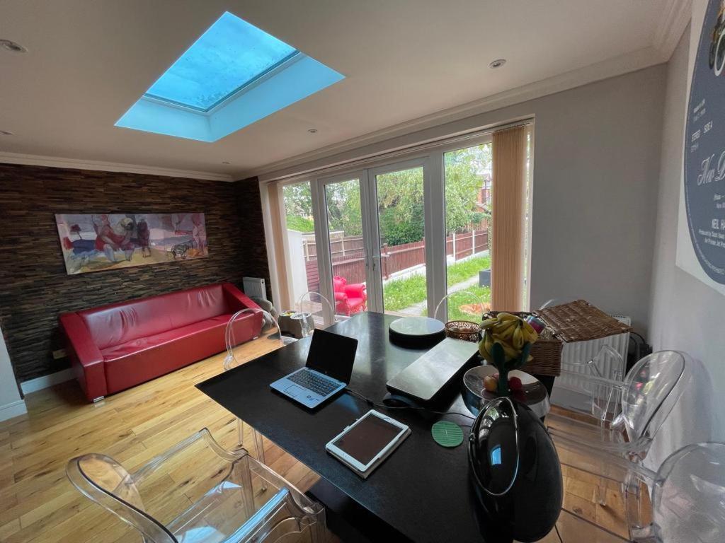 Family Home With Easy Commute To London! Кройдон Экстерьер фото