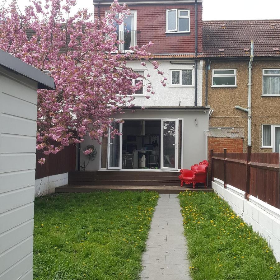 Family Home With Easy Commute To London! Кройдон Экстерьер фото
