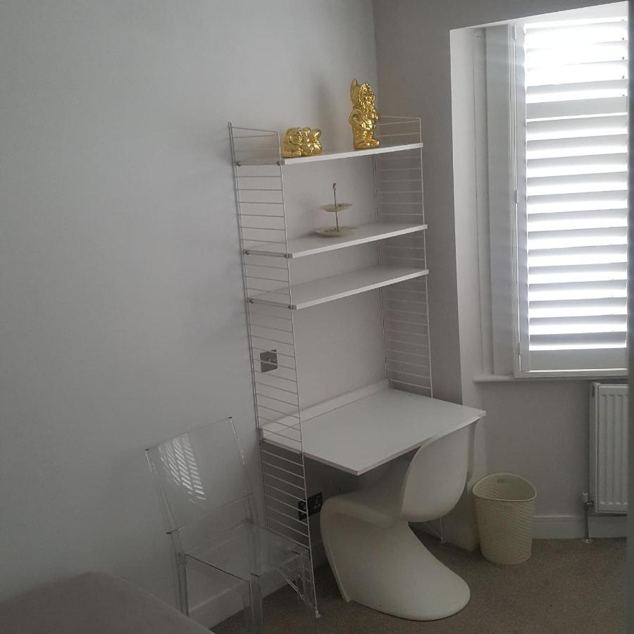 Family Home With Easy Commute To London! Кройдон Экстерьер фото