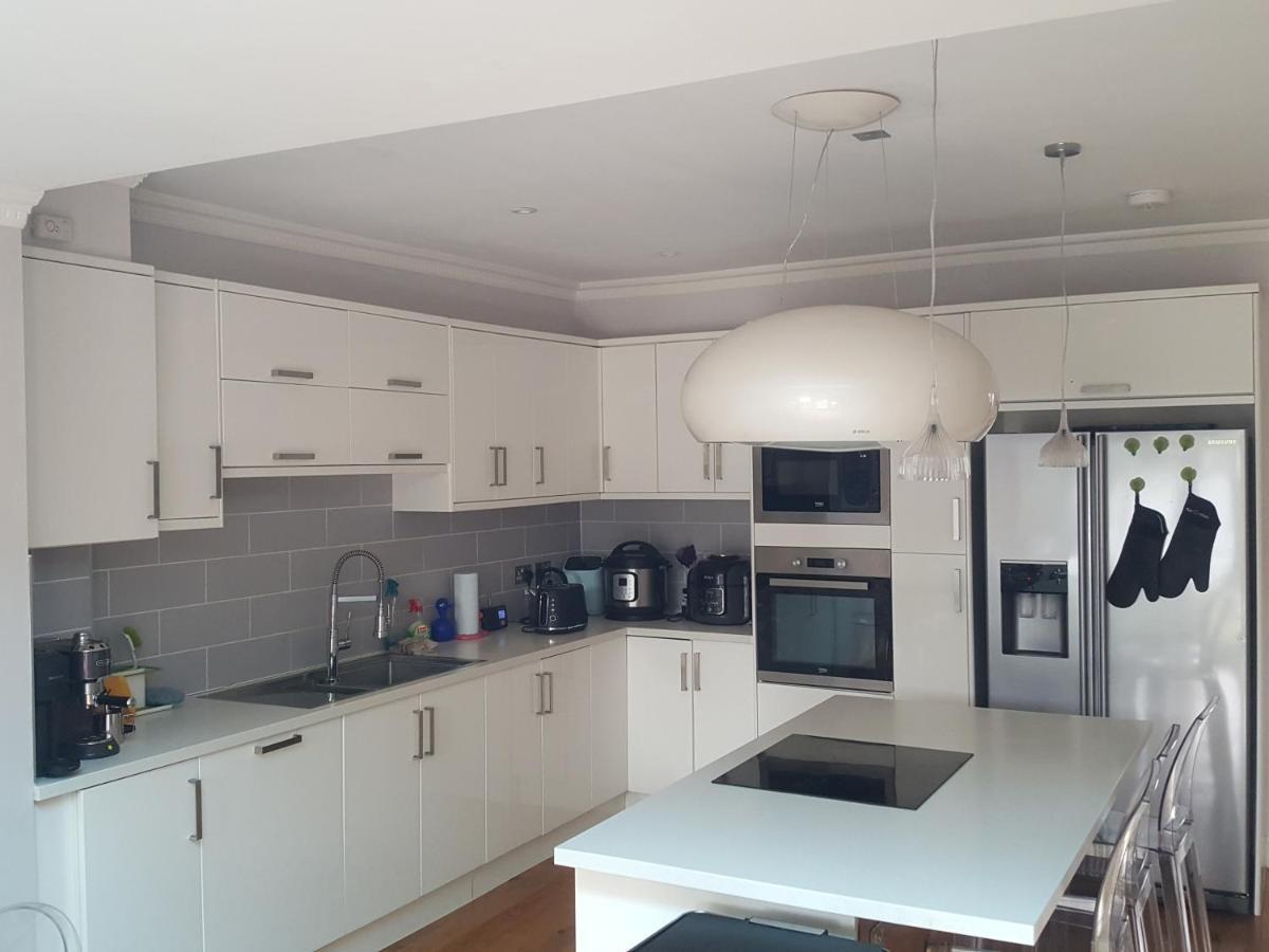 Family Home With Easy Commute To London! Кройдон Экстерьер фото