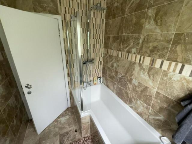 Family Home With Easy Commute To London! Кройдон Экстерьер фото