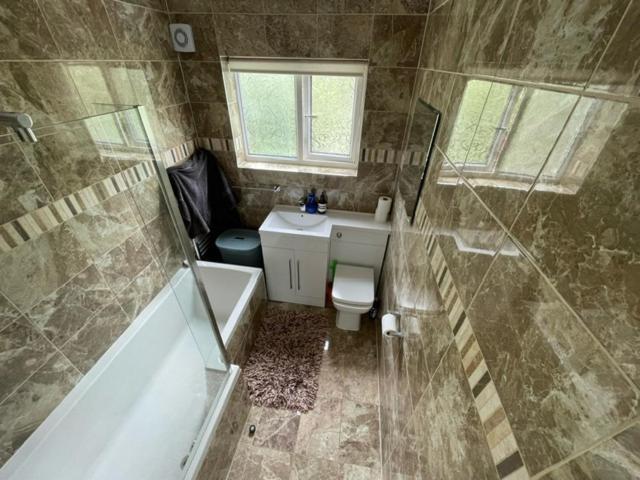 Family Home With Easy Commute To London! Кройдон Экстерьер фото